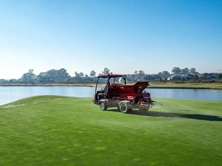 Top dressing golf course